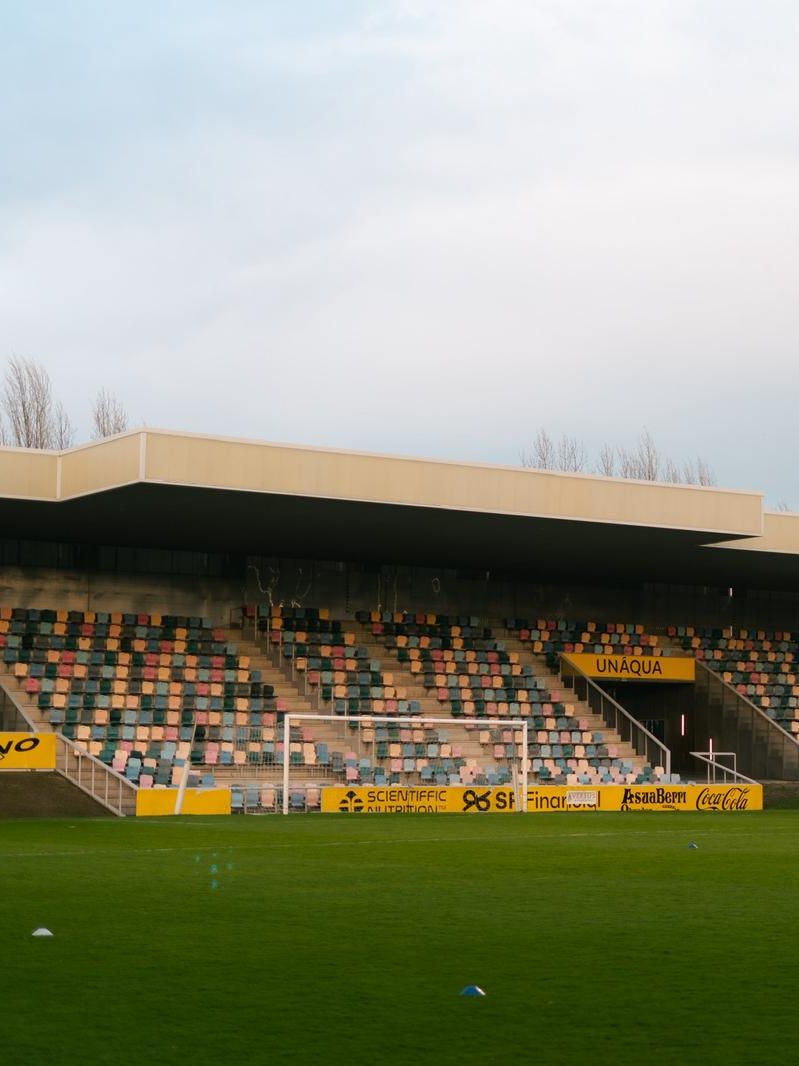 Estadio con torre de iluminación
